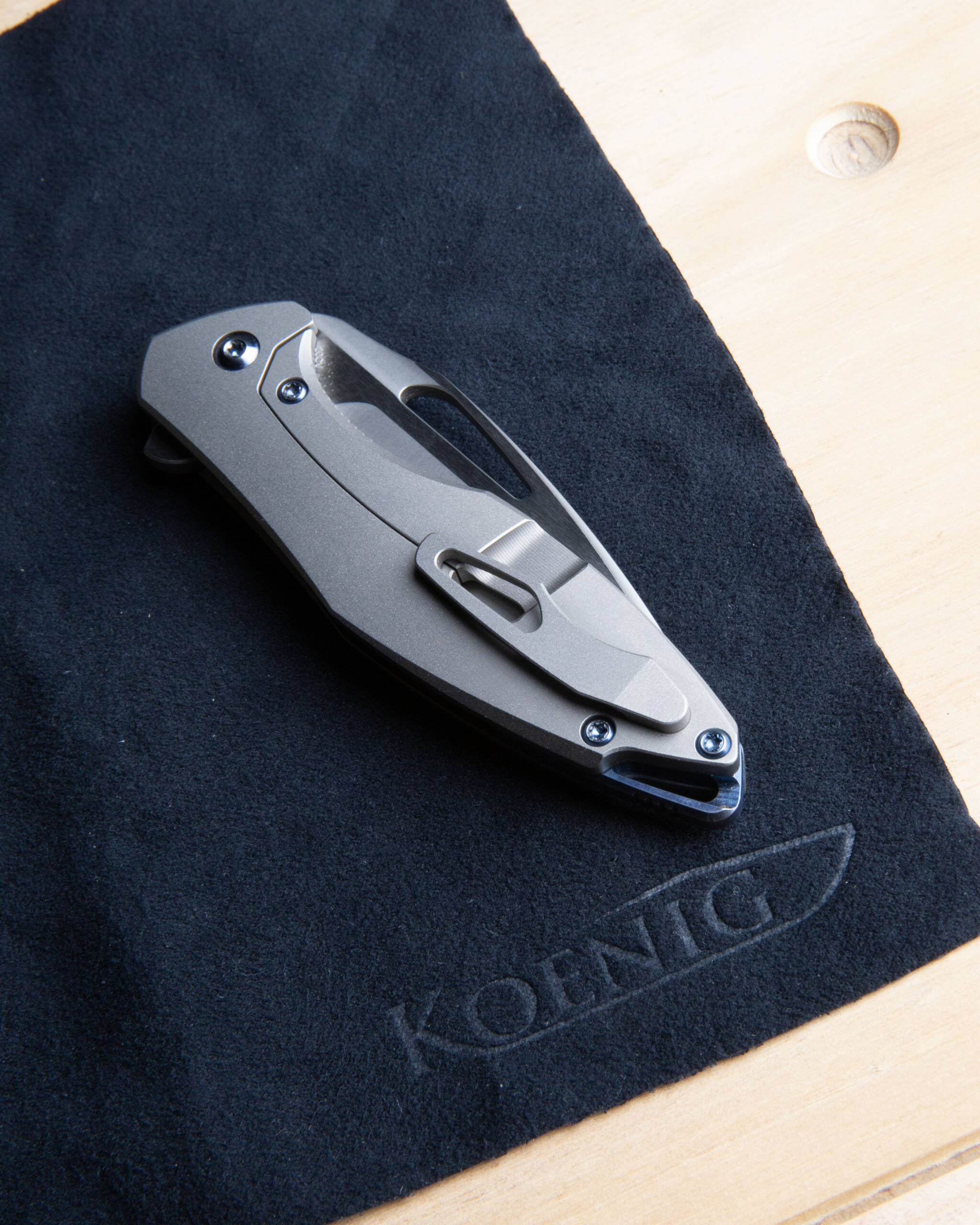 Koenig Knives Mini Arius – 20CV Burnished – Smooth 6AL4V Titanium